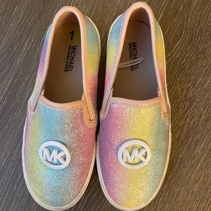 Beautiful and comfy shoes, with beautiful colors!